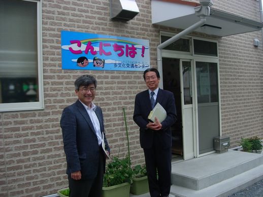 多文化交流センター前で根津市議と写真を撮りました